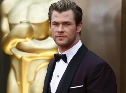 chris hemsworth defends marvel from co star s criticism chris hemsworth defends marvel from co star s criticism