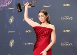diva down cristin milioti takes an emmy and a tumble diva down cristin milioti takes an emmy and a tumble