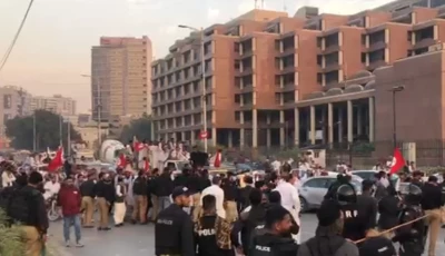 a heavy police contingent deployed after violent clashes near ftc on shahrah e faisal on sunday screengrab
