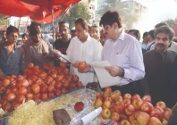 chief minister murad ali shah accompanied with cabinet member nasir shah and mayor murtaza wahab inspecting prices of cooked food fruits and daily use items photo express