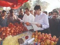 chief minister murad ali shah accompanied with cabinet member nasir shah and mayor murtaza wahab inspecting prices of cooked food fruits and daily use items photo express
