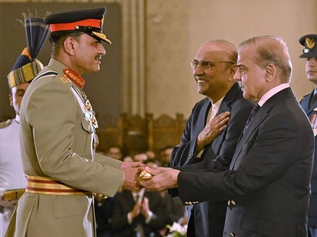 coas gen syed asim munir receiving the field marshal baton from president asif ali zardari and prime minister shehbaz sharif at the aiwan e sadr in islamabad on may 22 2025 photo president house coas gen syed asim munir receiving the field marshal baton from president asif ali zardari and prime minister shehbaz sharif at the aiwan e sadr in islamabad on may 22 2025 photo president house
