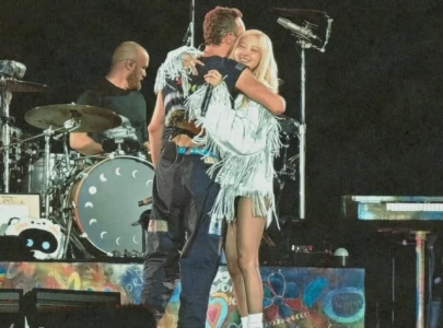 blackpink s ros surprises fans with a duet performance of apt with coldplay in south korea