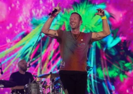 chris martin jokes about coldplay kiss cam scandal during wembley proposal chris martin jokes about coldplay kiss cam scandal during wembley proposal