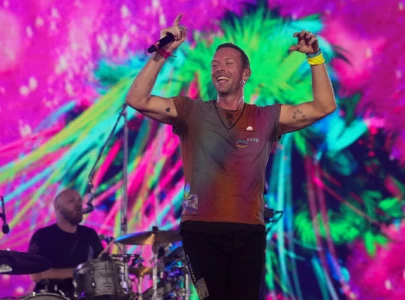 coldplay s chris martin apologises to fans for live performance error coldplay s chris martin apologises to fans for live performance error