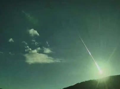 comet fragment lights up sky over spain and portugal like a movie