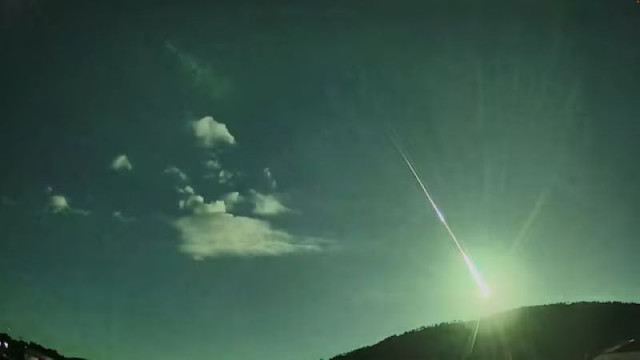 comet fragment lights up sky over spain and portugal like a movie comet fragment lights up sky over spain and portugal like a movie