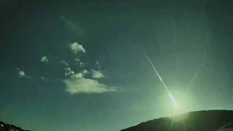 comet fragment lights up sky over spain and portugal like a movie comet fragment lights up sky over spain and portugal like a movie