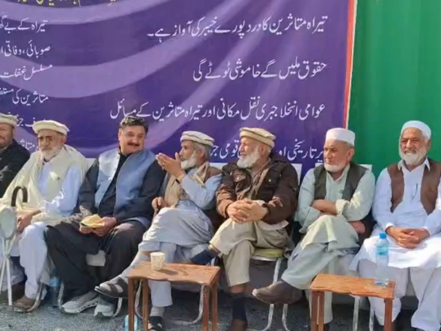 Political parties, tribal elders demand relief for displaced Tirah families