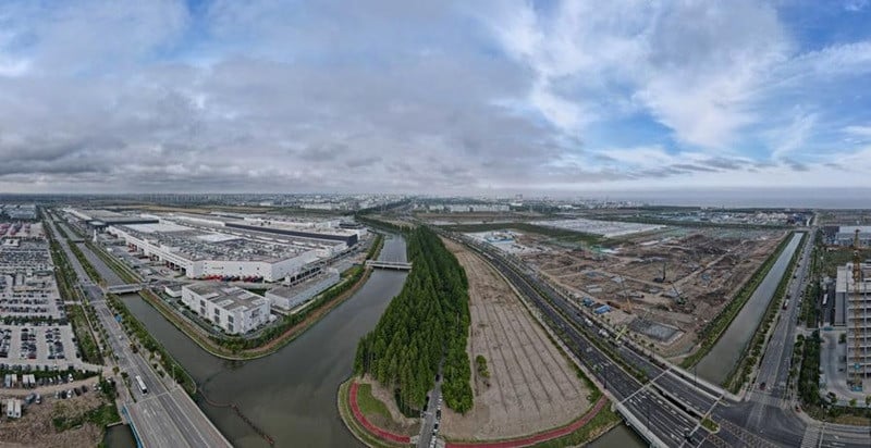 An aerial panoramic drone photo taken on May 23, 2024 shows the construction site (R) of US carmaker Tesla's Megapack factory in east China's Shanghai. PHOTO: XINHUA