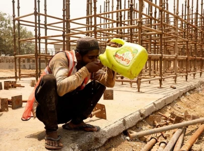 in india s heat delhi labourers toil in red hot conditions in india s heat delhi labourers toil in red hot conditions