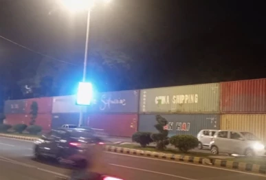 containers placed in islamabad to seal the capital s red zone as protesters are expected to head towards the federal capital following announcements by political parties screengrab