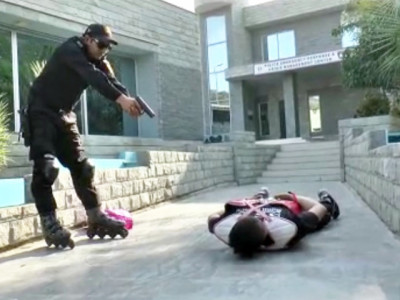 cops adorn roller skates to curb street crime in karachi cops adorn roller skates to curb street crime in karachi