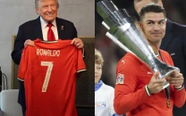 cristiano ronaldo gifts signed shirt to donald trump with special message cristiano ronaldo gifts signed shirt to donald trump with special message