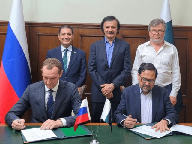 vadim velichko general director of industrial engineering llc and saif anjum secretary of industries and production sign a protocol to restore and modernise pakistan steel mills app