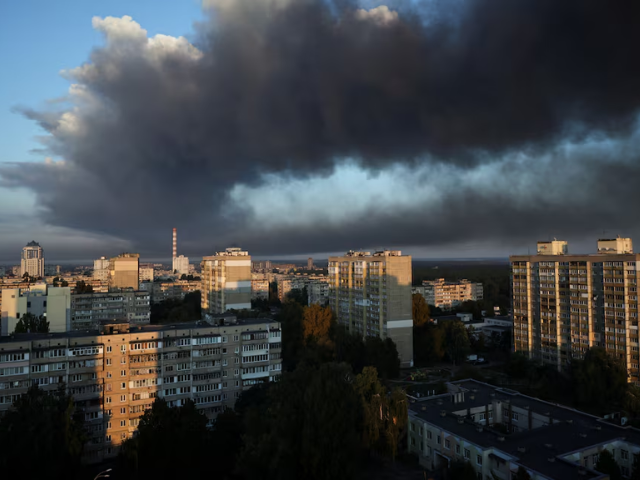 Thick smoke from a nearby strike site fills the sky during a Russian drone strike, amid Russia’s attack on Ukraine, in Kyiv, Ukraine September 7, 2025. Photo: Reuters