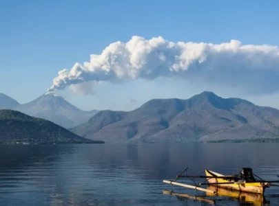indonesian volcano eruption sends ash cloud 8km high flights canceled indonesian volcano eruption sends ash cloud 8km high flights canceled