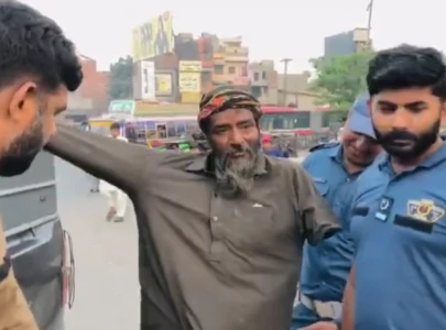 watch beggar pretending to have no arms caught red handed in lahore watch beggar pretending to have no arms caught red handed in lahore