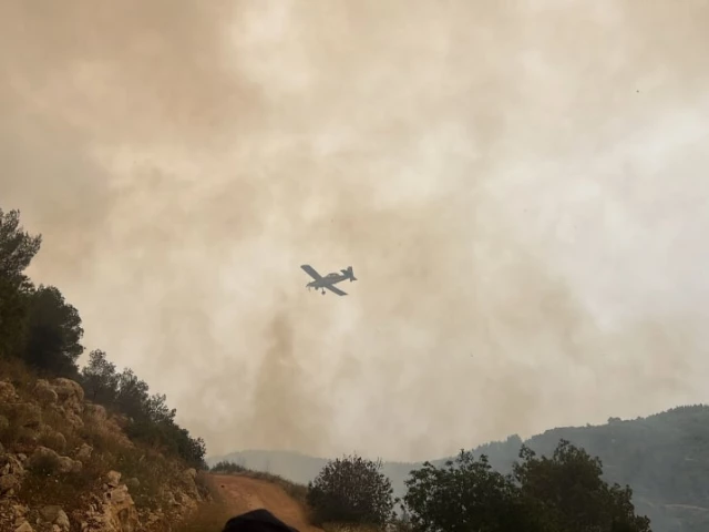 firefighting planes work to contain the fire april 23 2025 photo credit kkl jnf employees and foresters firefighting planes work to contain the fire april 23 2025 photo credit kkl jnf employees and foresters