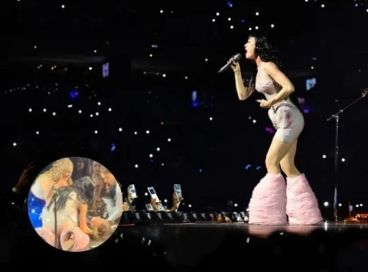 katy perry pauses detroit concert after fan collapses on stage katy perry pauses detroit concert after fan collapses on stage