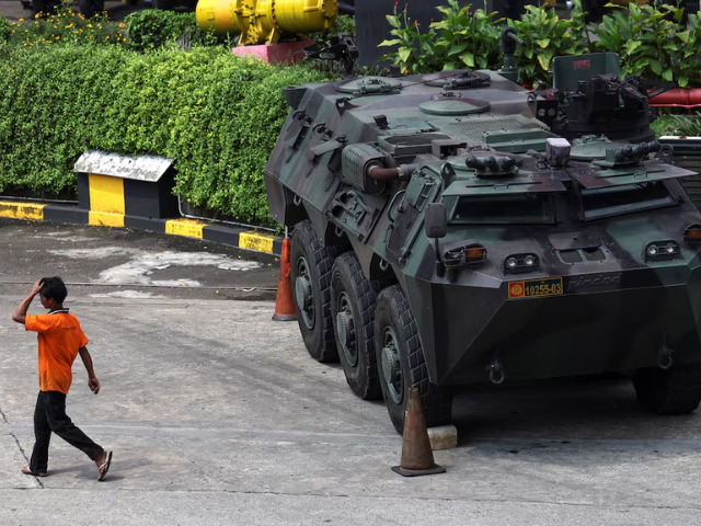 A man walks past an armoured military vehicle parked outside a shopping mall, amid the widespread anti-government protests and rioting over issues such as extra pay for parliamentarians and housing allowances that resulted in riots, in Jakarta, Indonesia, September 1, 2025. Photo: REUTERS