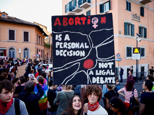 People demonstrate outside the Ministry of Health to demand the right to free, safe and free abortion as Non Una di Meno (Not One Less) movement and feminist collectives take part in a protest to mark the International Safe Abortion Day, in Rome, Italy September 28, 2024. REUTERS/Yara Nardi/File Photo