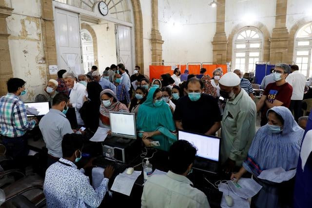 people gather for their coronavirus disease covid 19 vaccine doses at a vaccination centre in karachi pakistan march 22 2021 photo reuters file people gather for their coronavirus disease covid 19 vaccine doses at a vaccination centre in karachi pakistan march 22 2021 photo reuters file