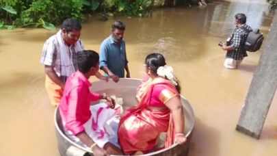 india floods kerala couple sail to their wedding in cooking pot india floods kerala couple sail to their wedding in cooking pot