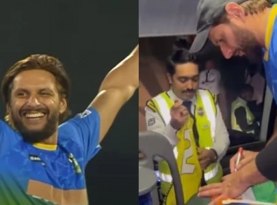watch shahid afridi gives autograph on indian flag