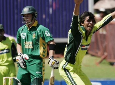 ab de villiers picks mohammad asif to bowl for his life