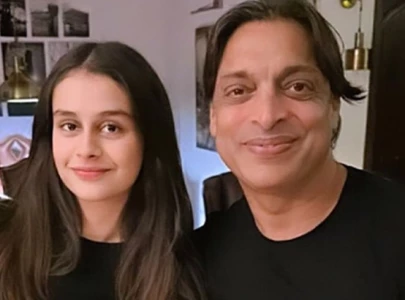 shoaib akhtar uploads picture with his daughter