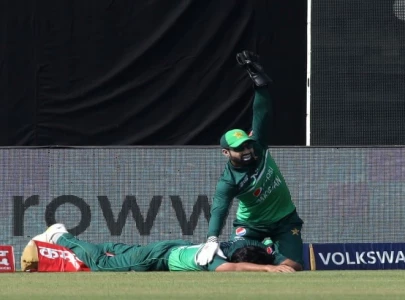 naseem shah injures his shoulder taken off the field