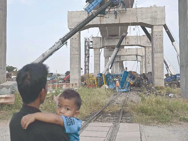 32 Thais killed as crane collapses onto train