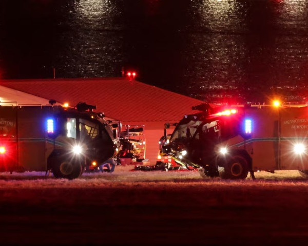 Bodies lie on the ground next to emergency vehicles, near the site of the crash after American Eagle flight 5342 collided with a Black Hawk helicopter while approaching Reagan Washington National Airport and crashed into the Potomac River, outside Washington, U.S., January 30, 2025. Photo: Reuters