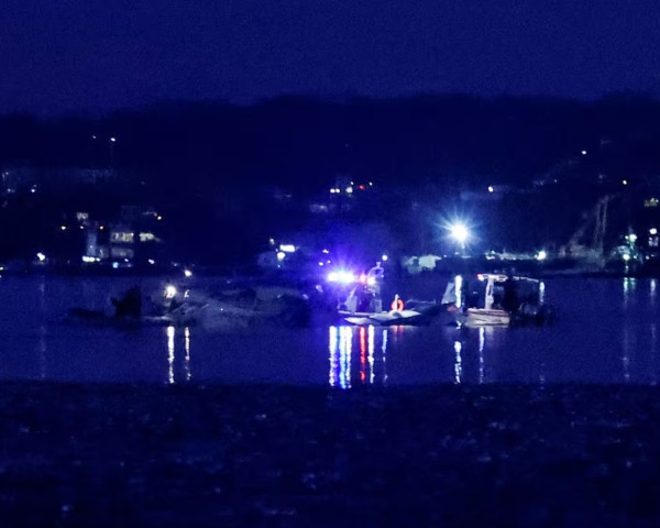 emergency personnel and divers work next to parts of the wreckage of the american eagle flight 5342 after it collided with a black hawk helicopter while approaching reagan washington national airport and crashed into the potomac river outside washington u s january 30 2025 photo reuters