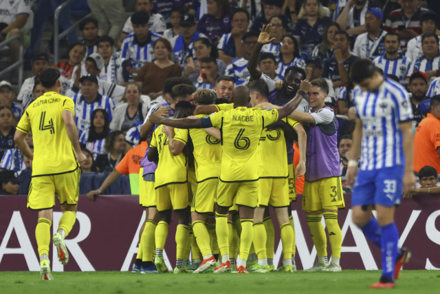 columbus stun monterrey 3 1 to reach concacaf final