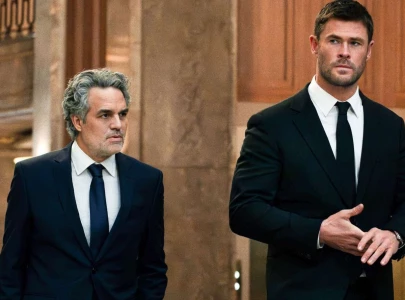 chris hemsworth calls mark ruffalo cinematic frenemy in crime 101