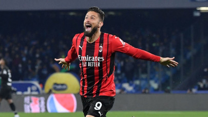 giroud sinks napoli to fire milan top