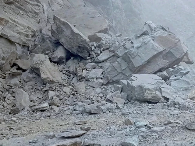 landslide disrupts traffic between gilgit and skardu and leaving passengers facing travel difficulties photo express landslide disrupts traffic between gilgit and skardu and leaving passengers facing travel difficulties photo express
