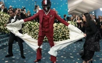 damson idris stuns at met gala 2025 with dramatic f1 movie inspired tommy hilfiger transformation damson idris stuns at met gala 2025 with dramatic f1 movie inspired tommy hilfiger transformation