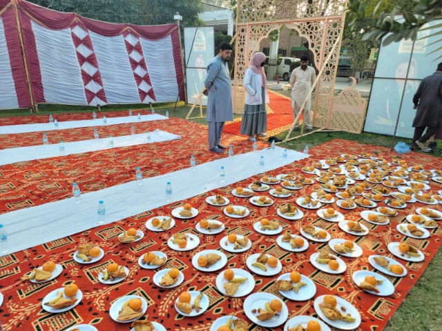 arrangements for nigehban iftar dastarkhwan at mandi bahauddin photo x arrangements for nigehban iftar dastarkhwan at mandi bahauddin photo x