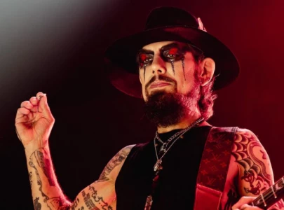 dave navarro blames perry farrell s mental health for jane s addiction tour cancellation