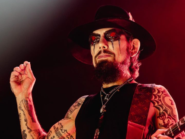 dave navarro blames perry farrell s mental health for jane s addiction tour cancellation dave navarro blames perry farrell s mental health for jane s addiction tour cancellation
