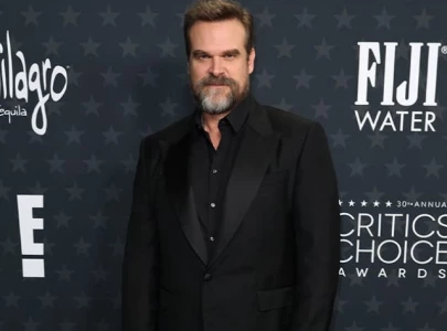 david harbour walks critics choice red carpet without wedding ring after lily allen split david harbour walks critics choice red carpet without wedding ring after lily allen split