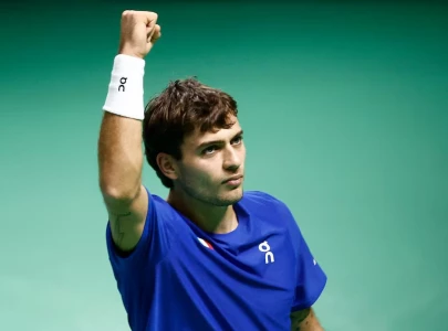 italy edge into davis cup final