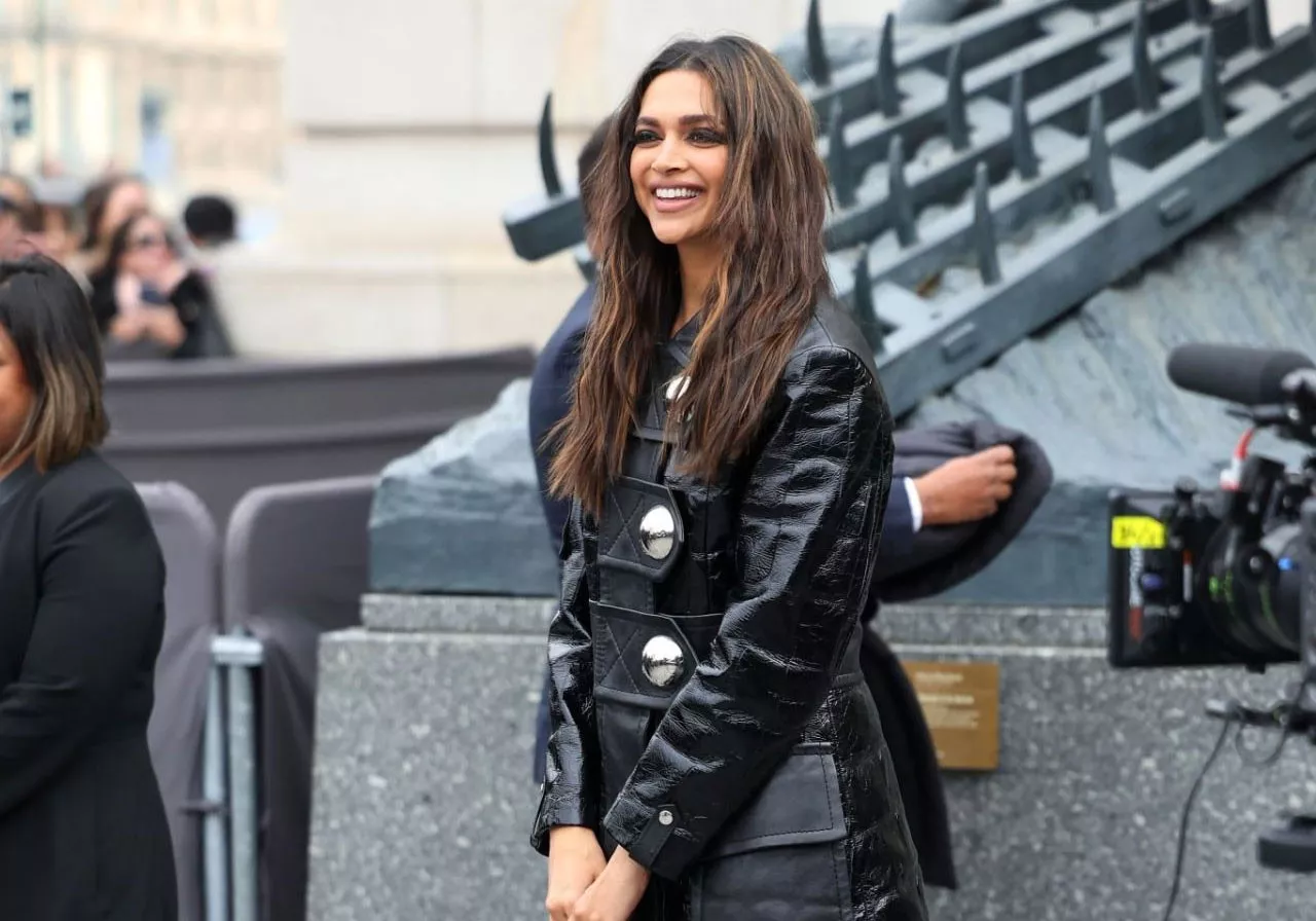 deepika padukone s sultry look turns heads at paris fashion week
