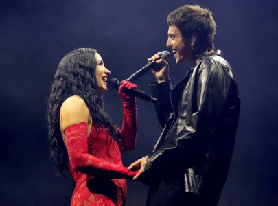 demi lovato brings jutes on stage for wedding song performance