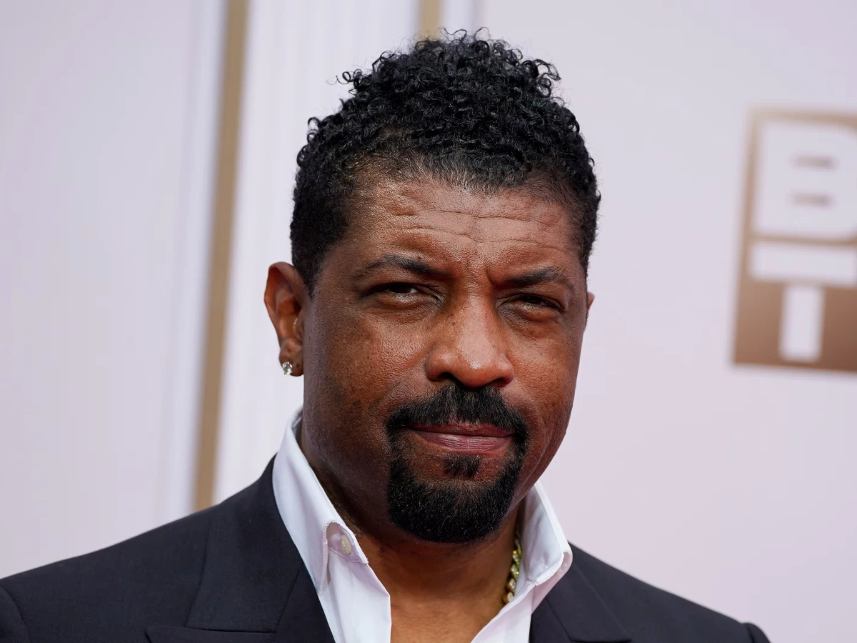 deon cole s nicki minaj prayer joke enrages barbz leading to death threats
