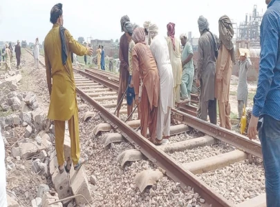 in 2nd accident pak business express derails in lahore