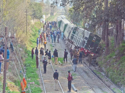 green line engine three coaches derail